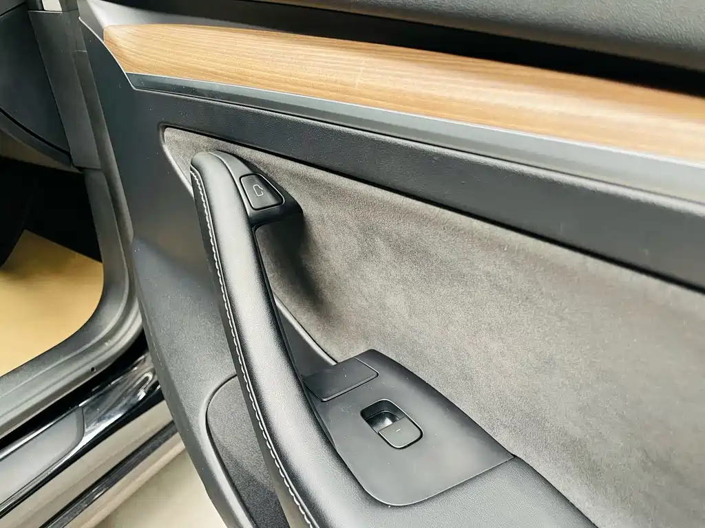 Tesla Model 3 — миниатюра 20