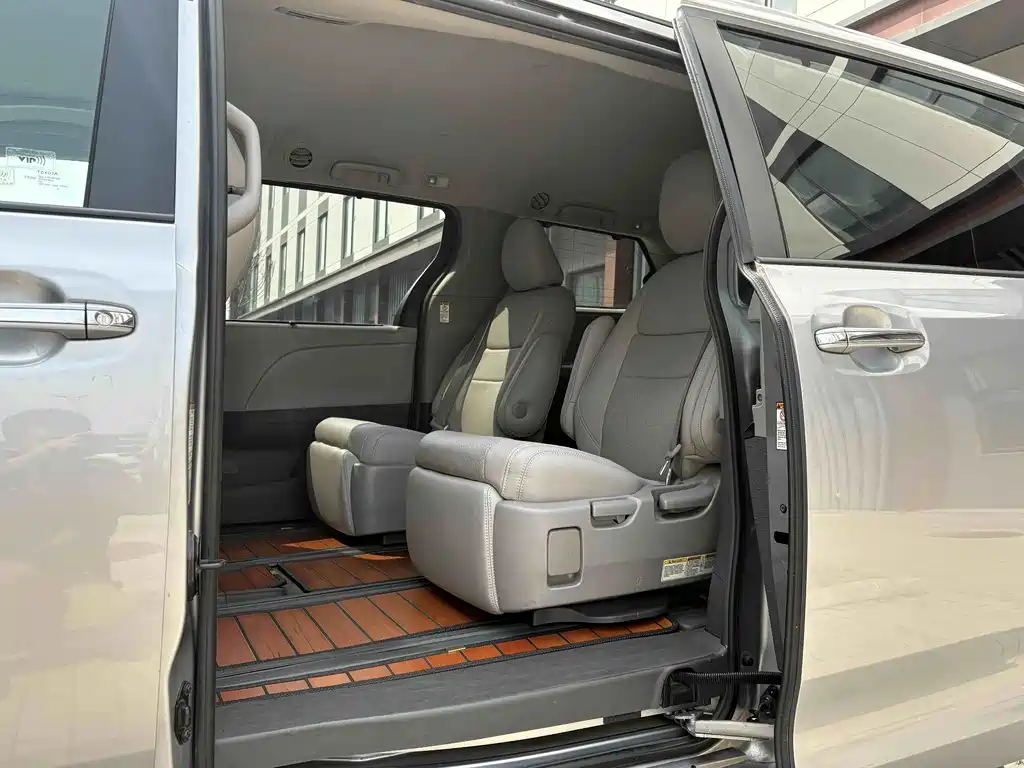 Toyota Sienna — миниатюра 5