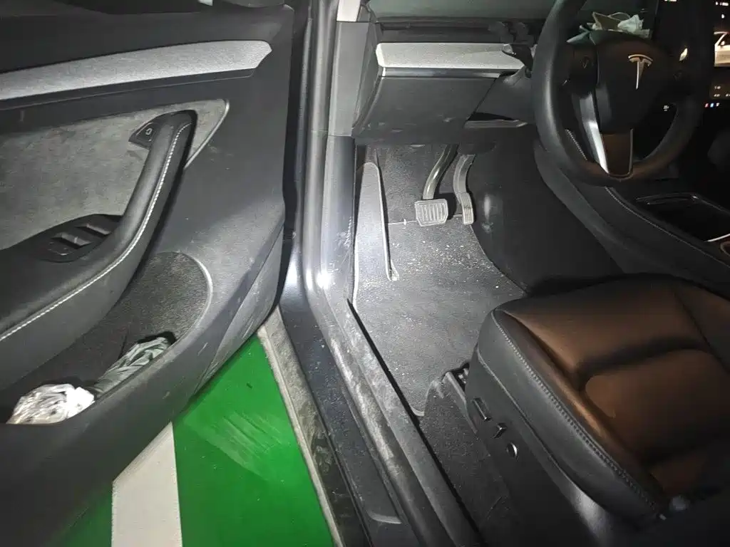 Tesla Model Y — миниатюра 12