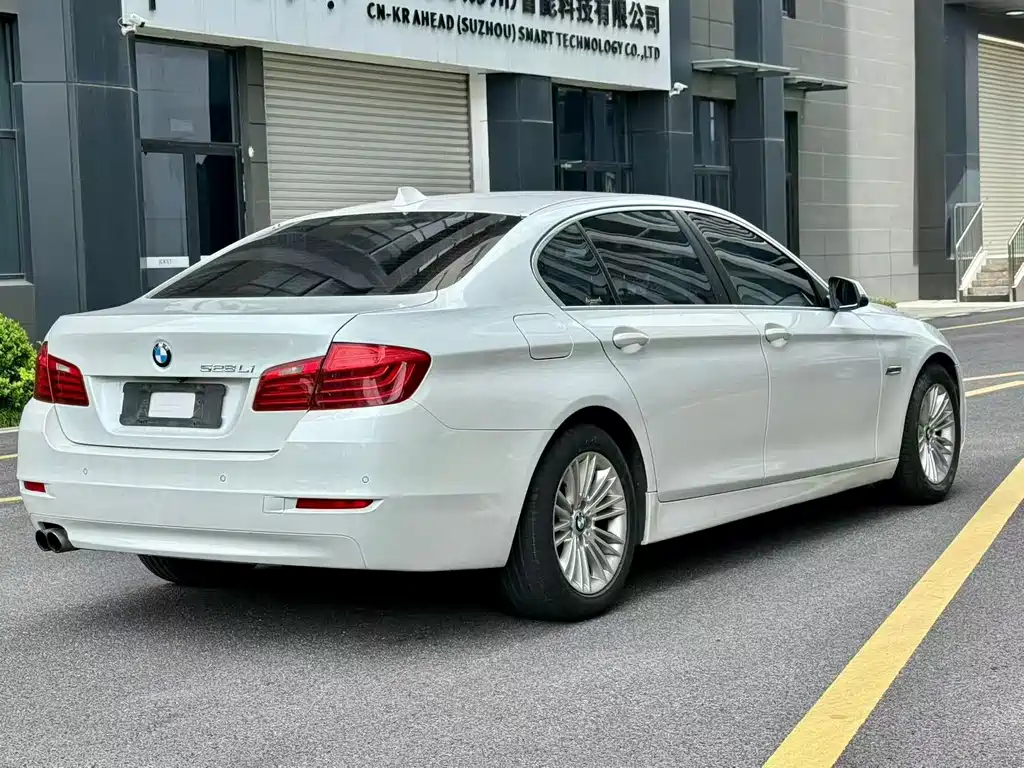 BMW 5 Series — миниатюра 8
