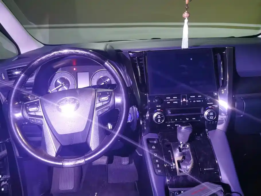 Toyota Vellfire — миниатюра 12