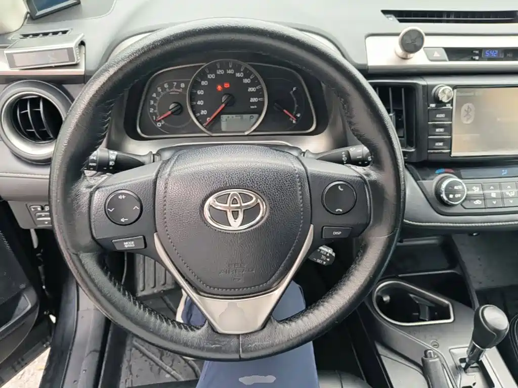Toyota RAV4 — миниатюра 11