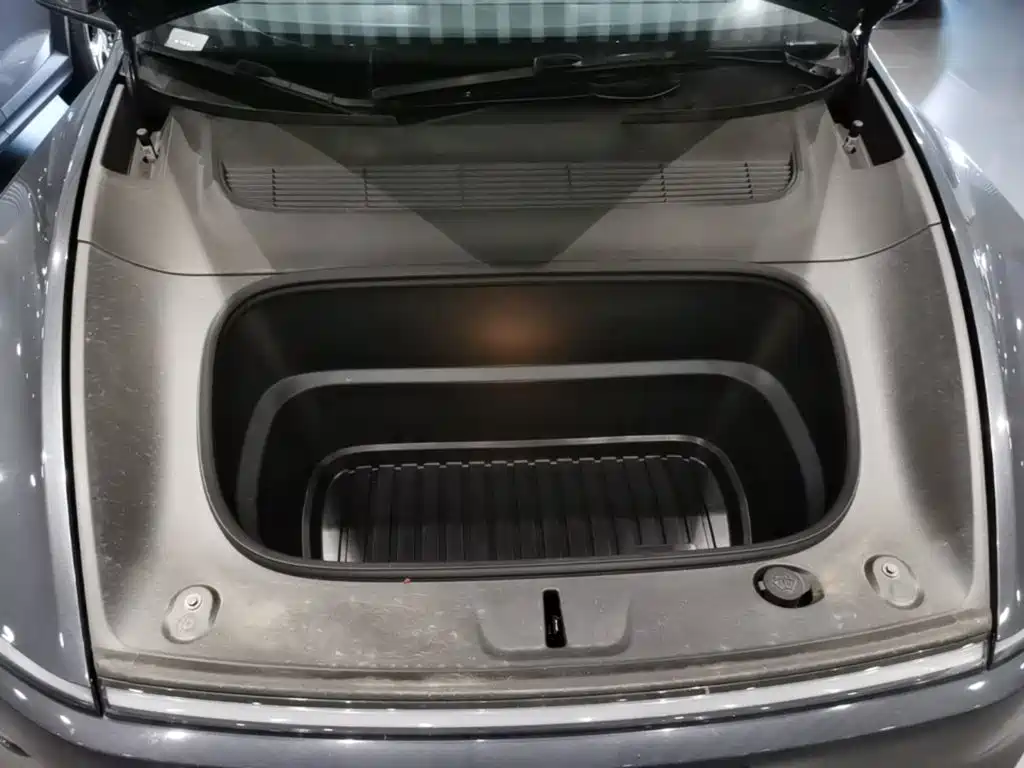 Tesla Model Y — миниатюра 20