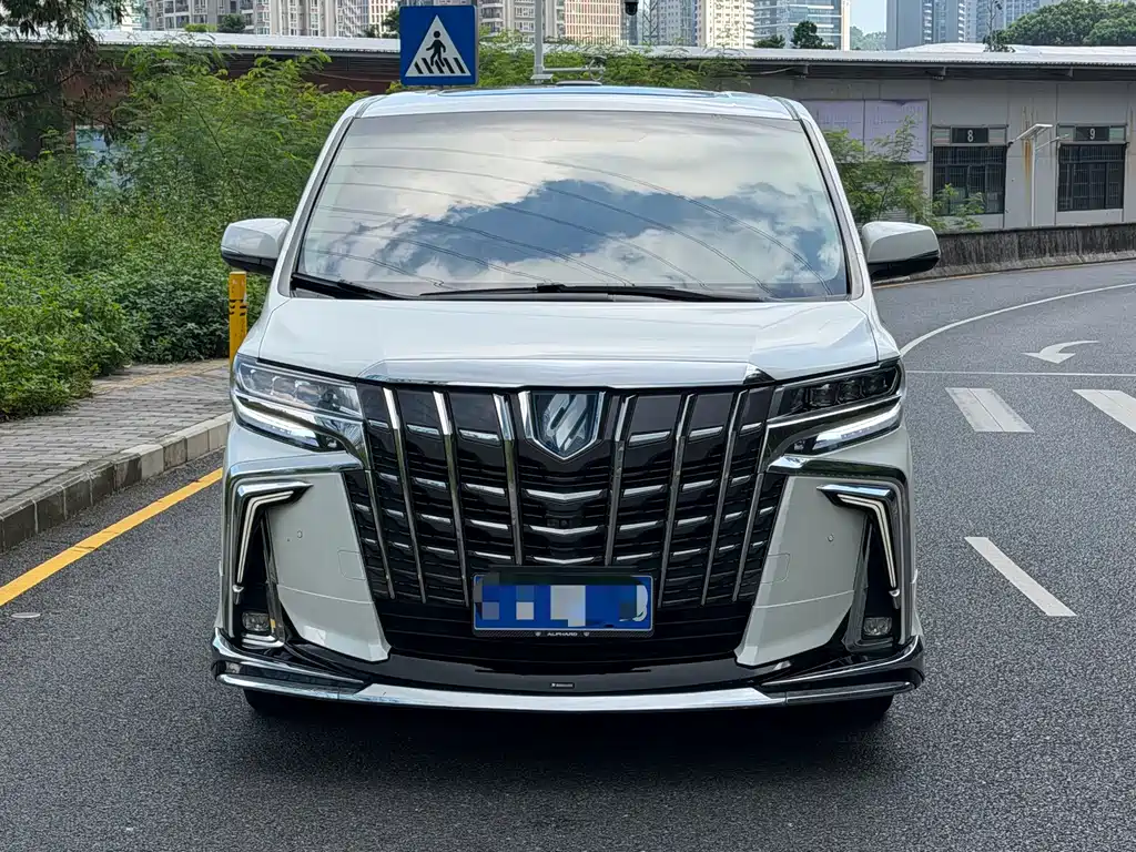 Toyota Alphard — миниатюра 2