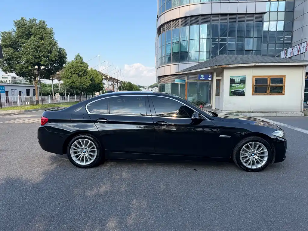 BMW 5 Series — миниатюра 4