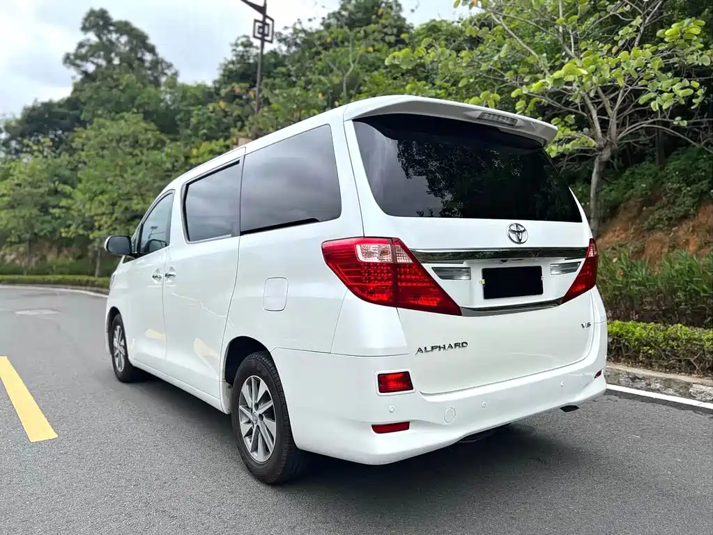 Toyota Alphard — миниатюра 6