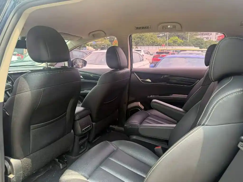 BYD MAX — миниатюра 4