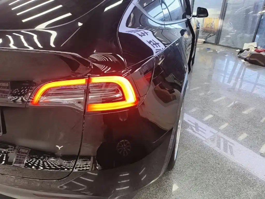 Tesla Model Y — миниатюра 8