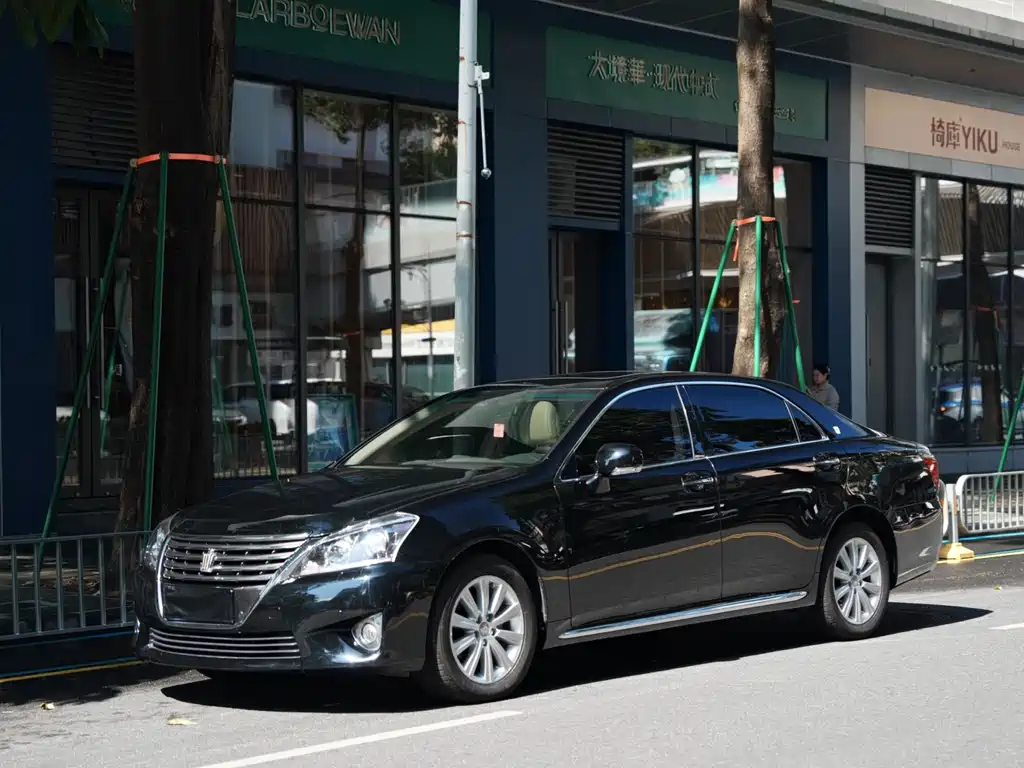 Toyota Crown 2013