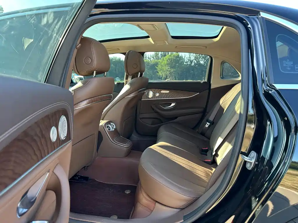 Mercedes-Benz E-Class — миниатюра 9