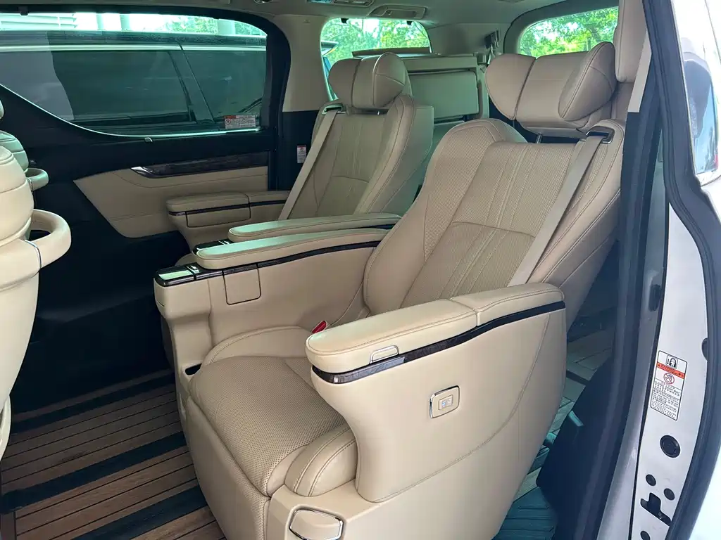 Toyota Alphard — миниатюра 5