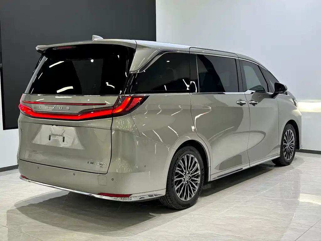 LEXUS LM