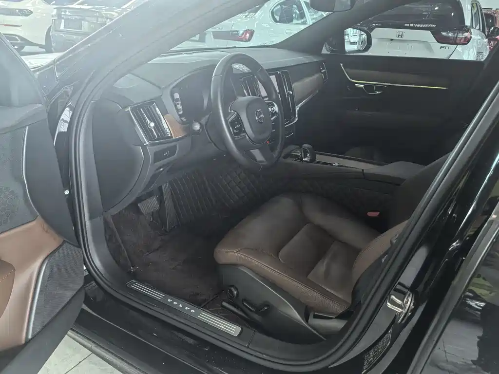 VOLVO  S90