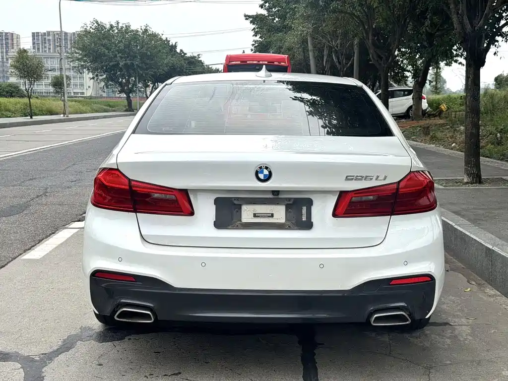 BMW 5 Series — миниатюра 8