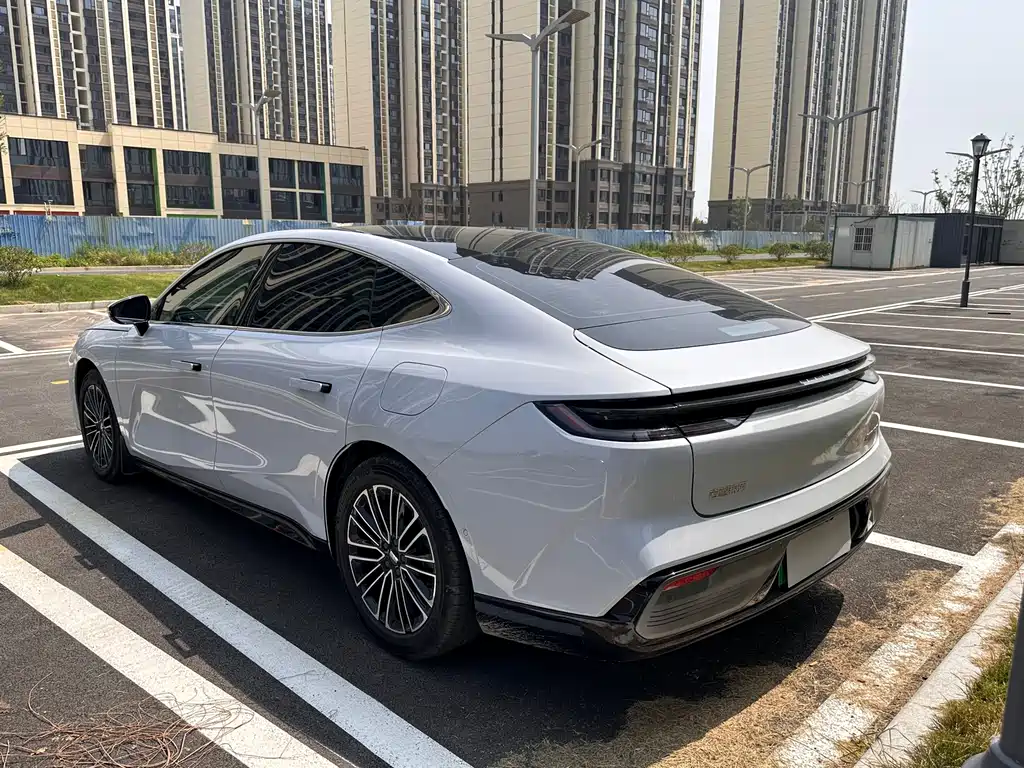 Geely Galaxy Galaxy 8 8 2025 60km EM-i Luxury