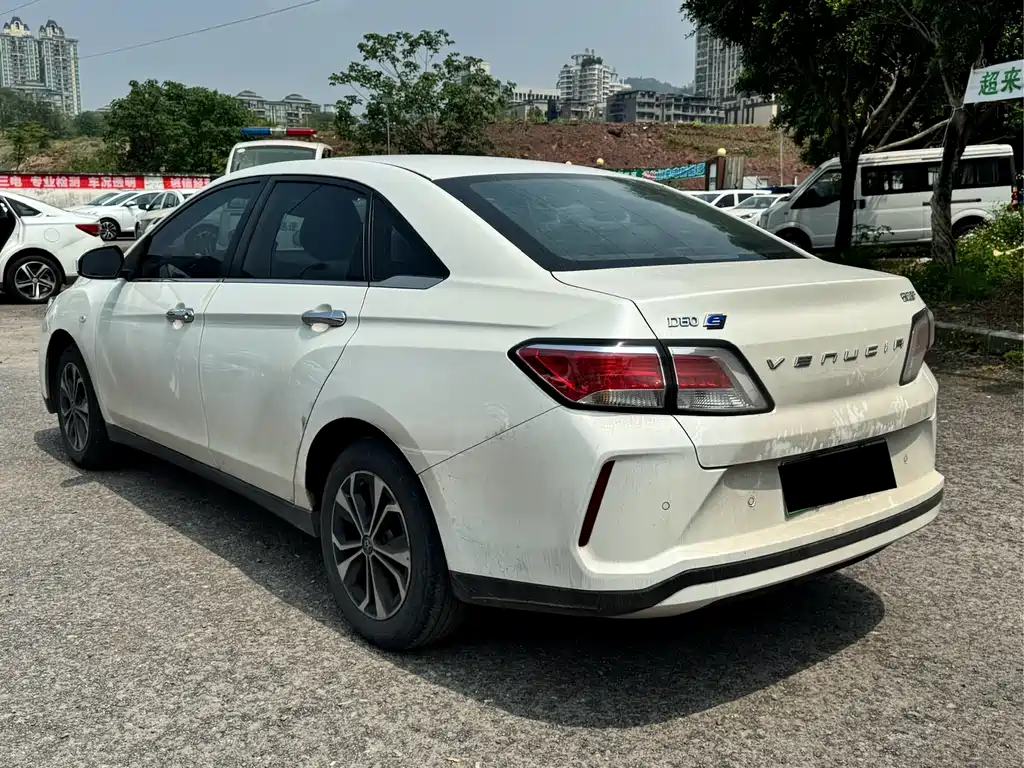 Venucia D60EV