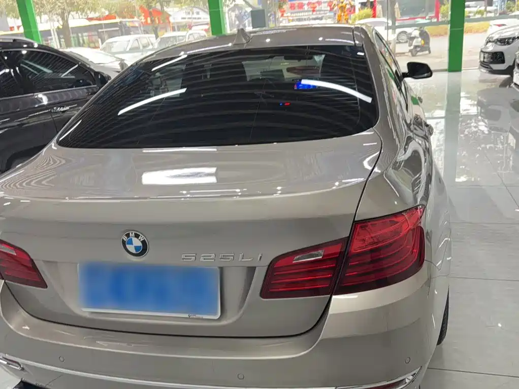 BMW 5 Series — миниатюра 7