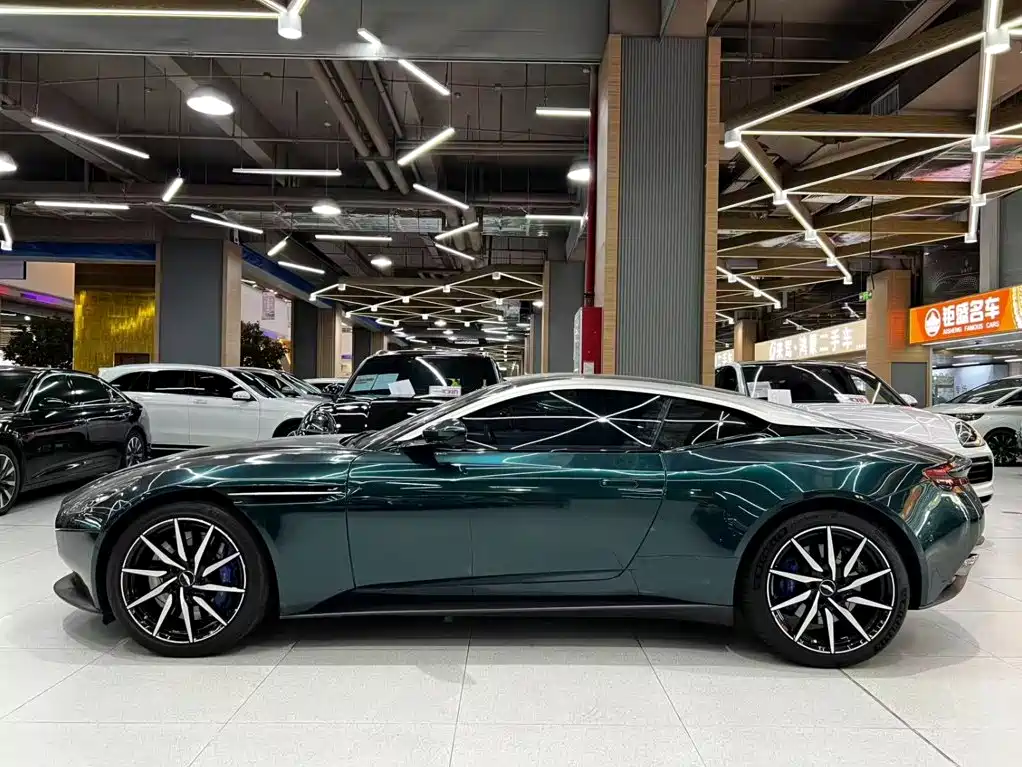 Aston Martin DB11 — миниатюра 13