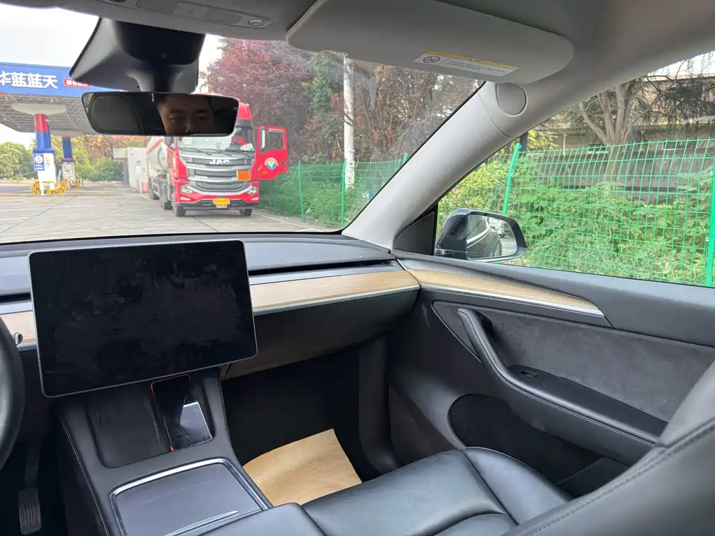 Tesla Model Y — миниатюра 17