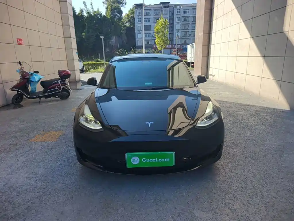 Tesla Model 3 — миниатюра 3