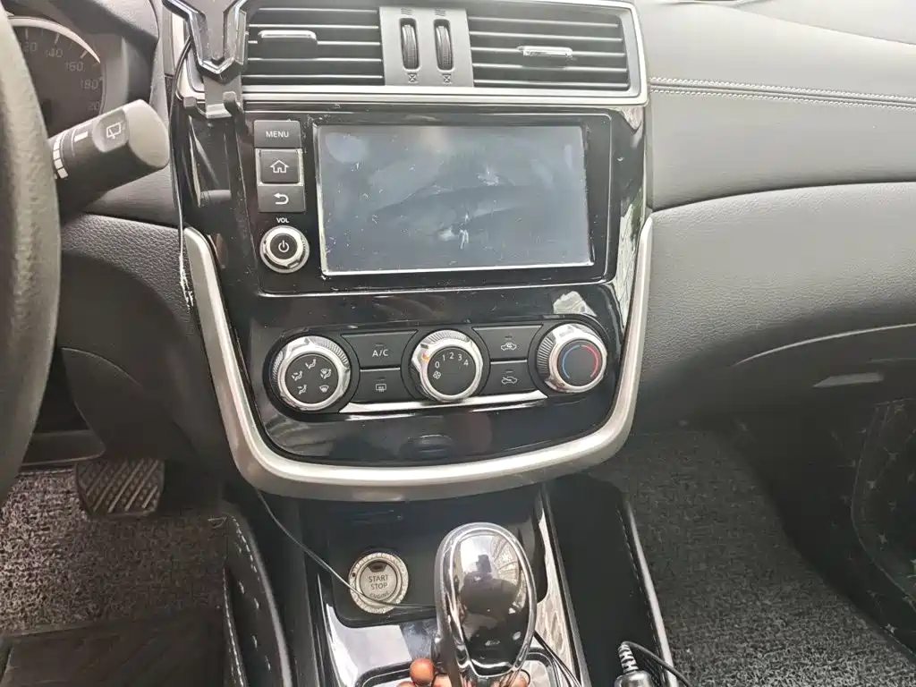 Nissan Tiida — миниатюра 9