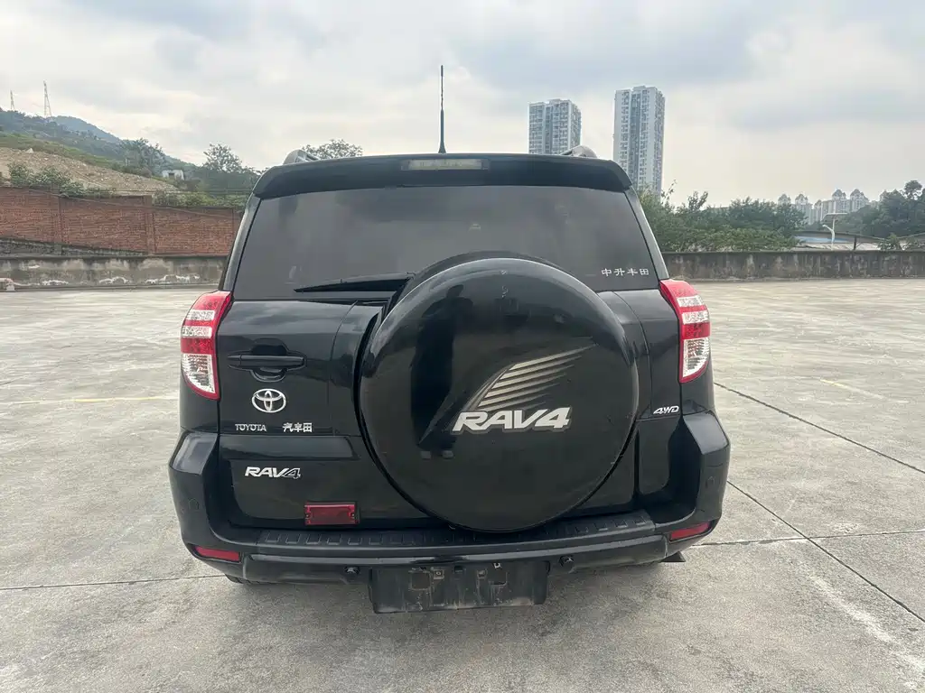 Toyota RAV4 — миниатюра 8