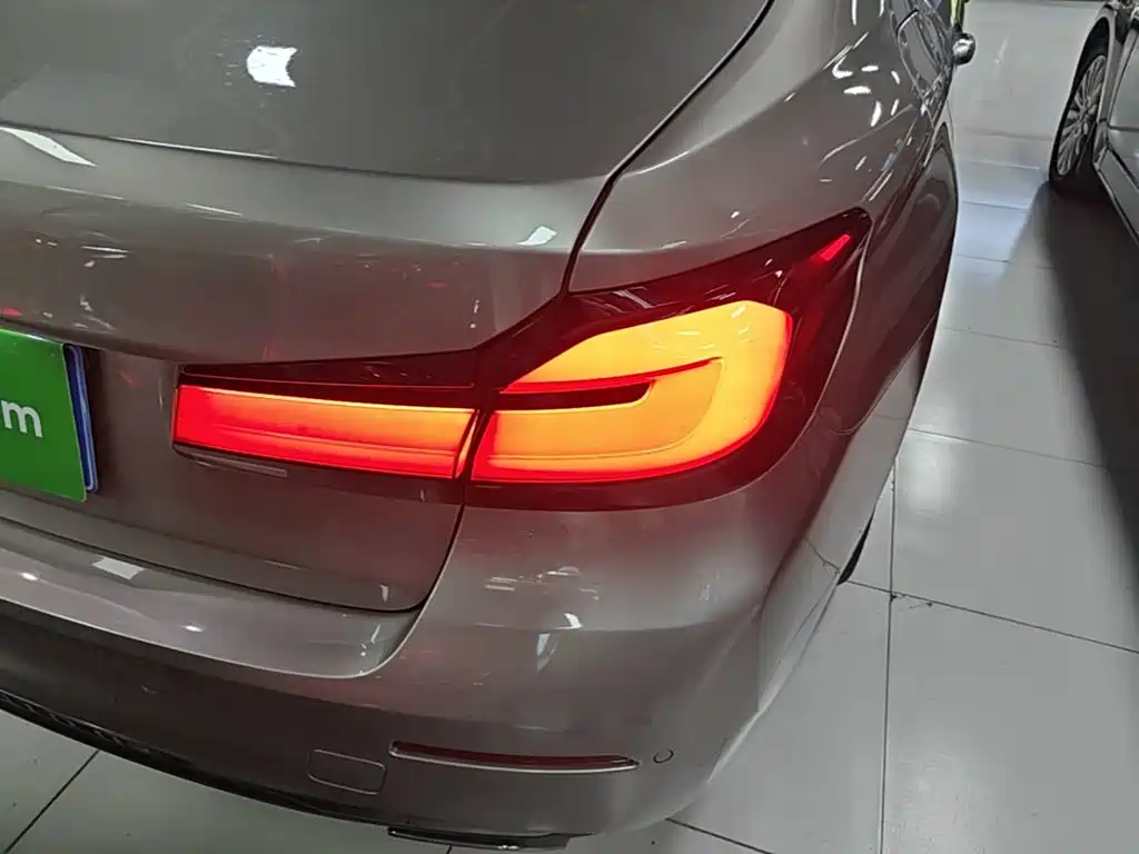 BMW 5 Series — миниатюра 8