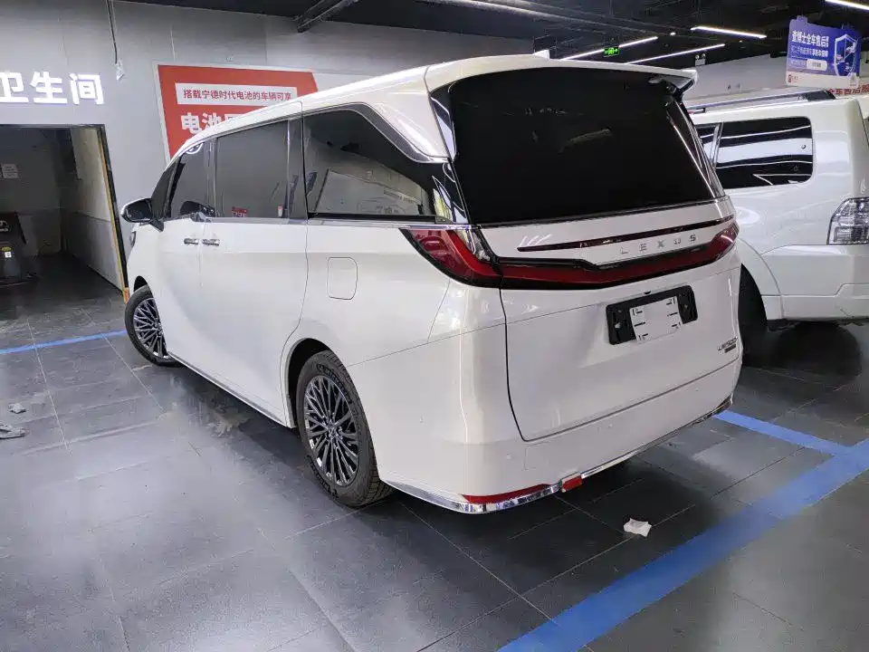 Lexus LM 2023 500h мест