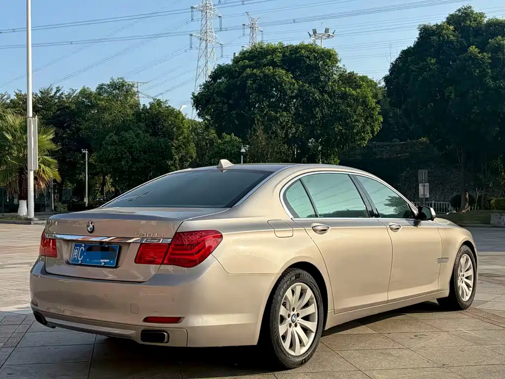 BMW 7 Series — миниатюра 9