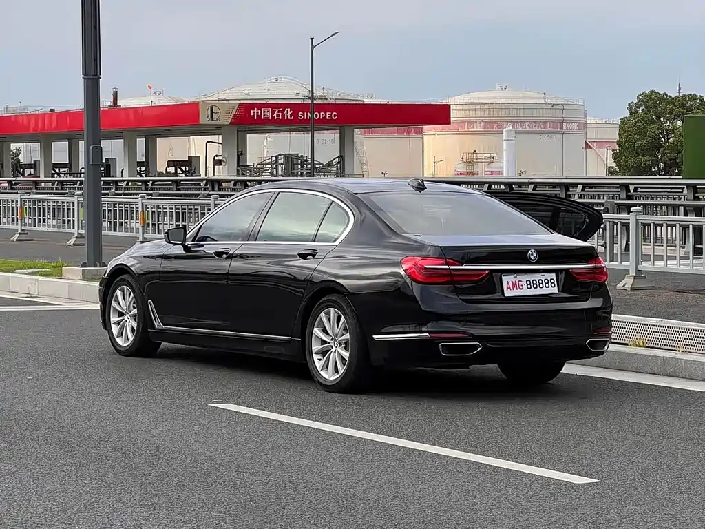 BMW 7 Series — миниатюра 7