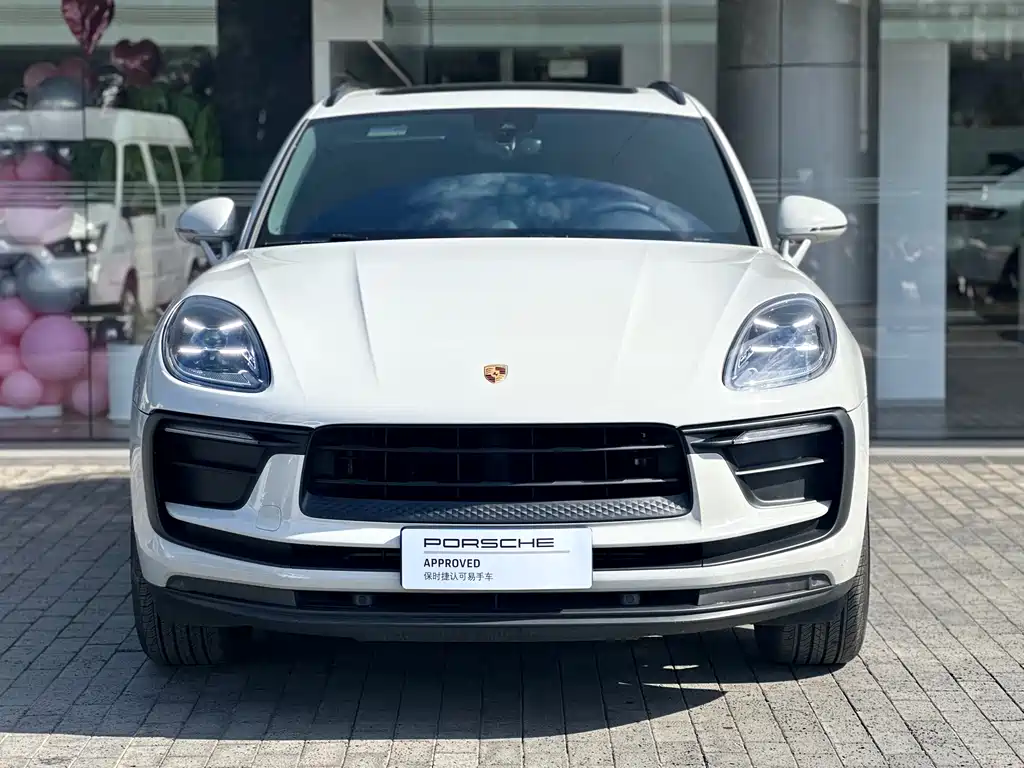 PORSCHE MACAN