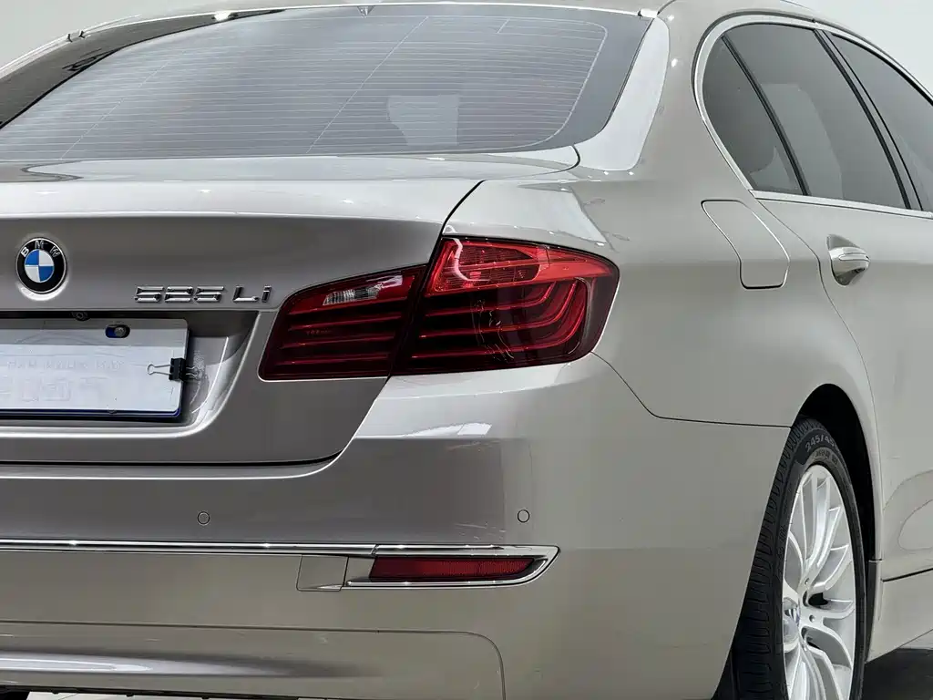 BMW 5 Series — миниатюра 7