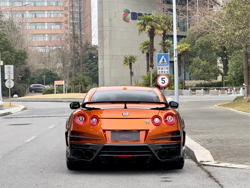 NISSAN GT R