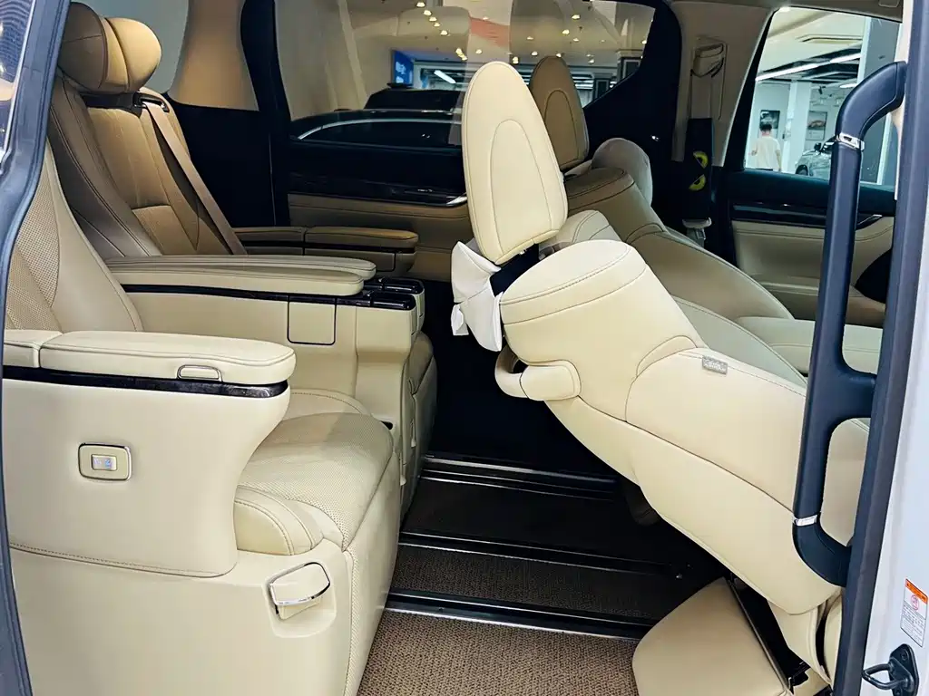 Toyota Alphard — миниатюра 14