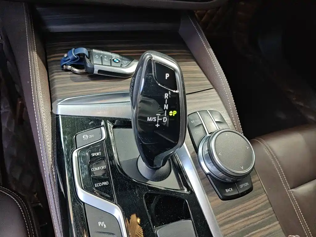 BMW 5 Series — миниатюра 7