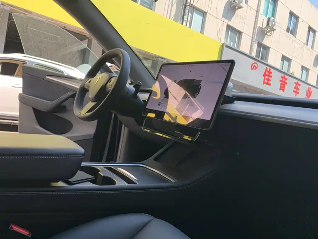 Tesla Model Y — миниатюра 6