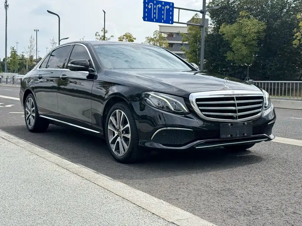 Mercedes-Benz E-Class — миниатюра 3