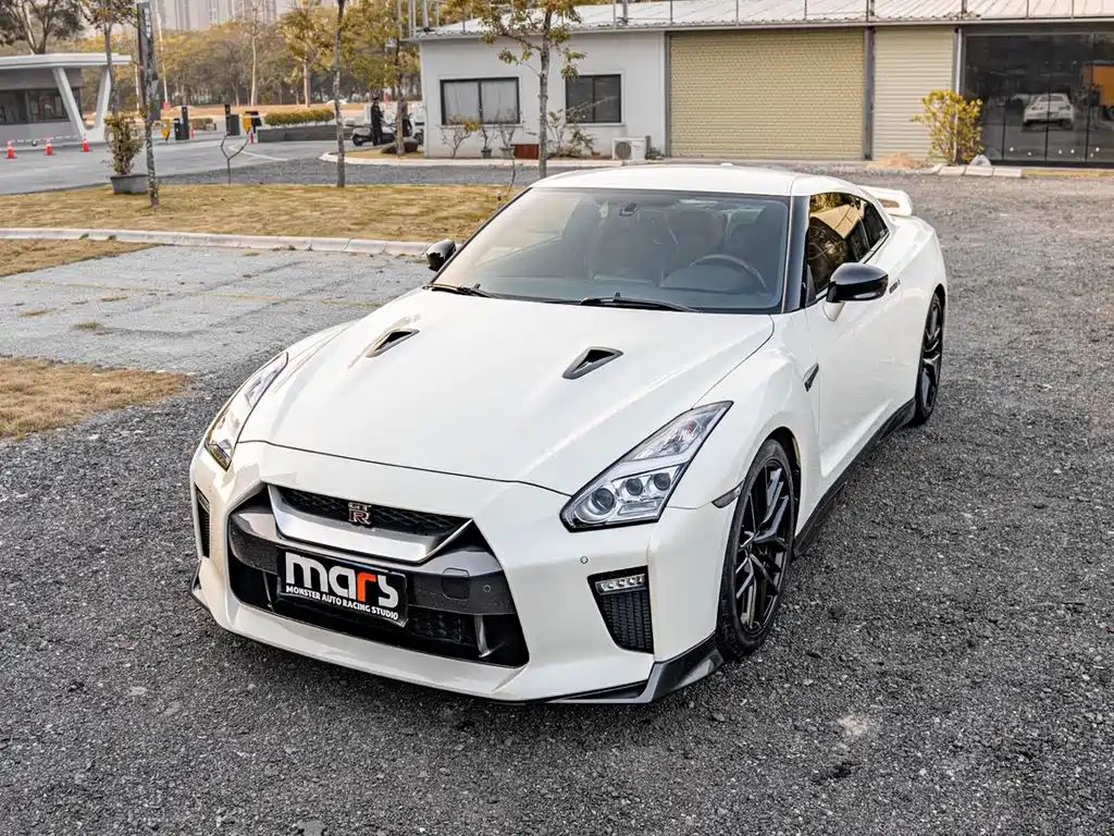 NISSAN GT R