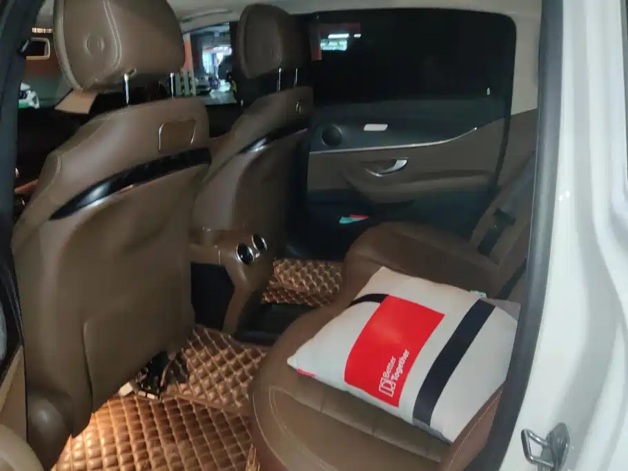 Mercedes-Benz E-Class — миниатюра 11