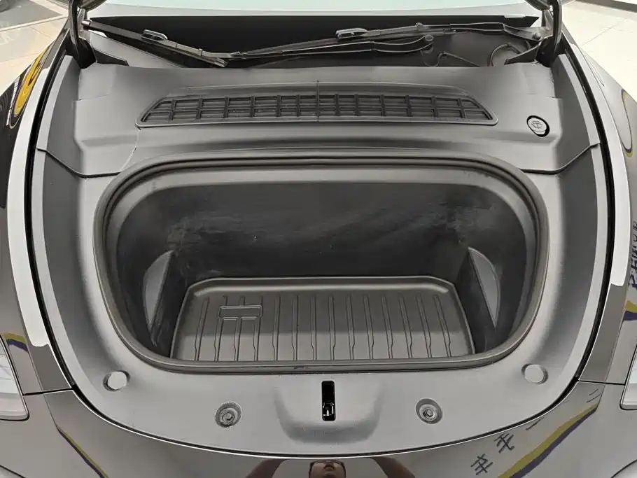 Tesla Model Y — миниатюра 10