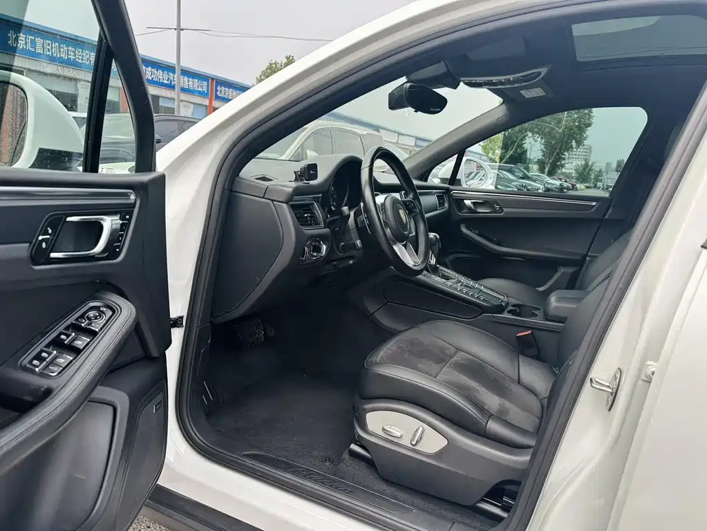 PORSCHE MACAN