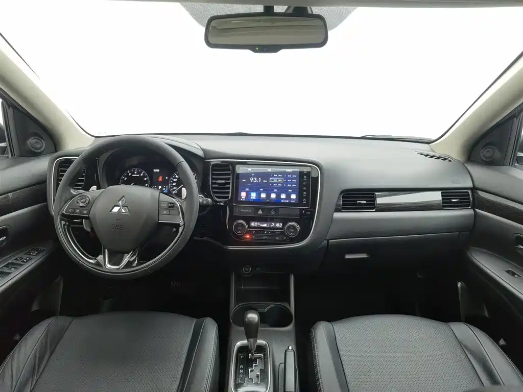 Mitsubishi Outlander 2016 2.4L Luxury 7 мест