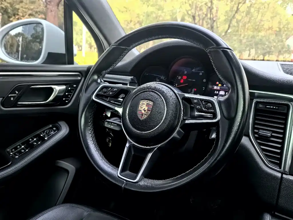 Porsche Macan — миниатюра 5