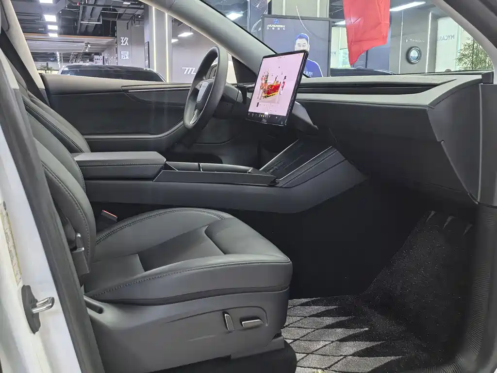 Tesla Model Y — миниатюра 10