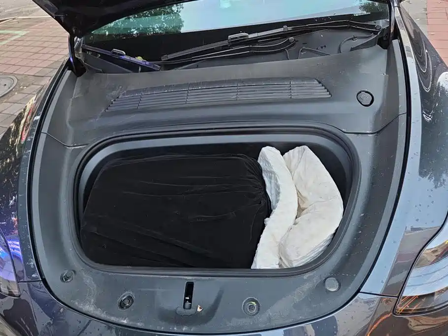 Tesla Model Y — миниатюра 10