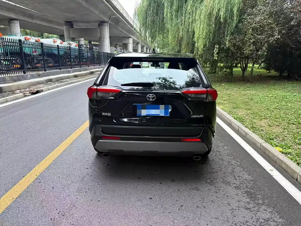Toyota RAV4 — миниатюра 5