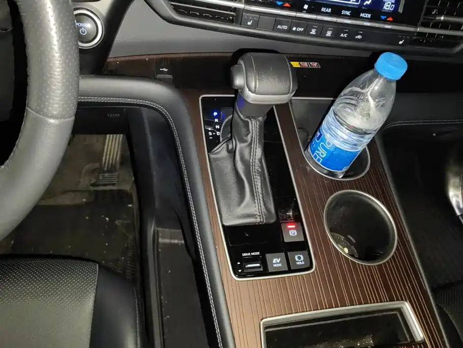 Toyota Granvia — миниатюра 16