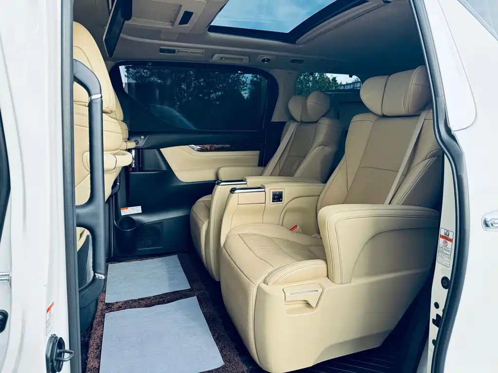Toyota Alphard — миниатюра 9