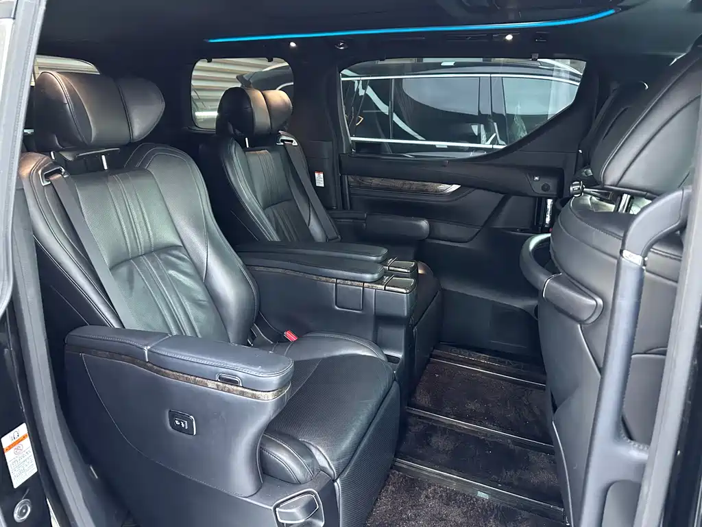 Toyota Alphard — миниатюра 7