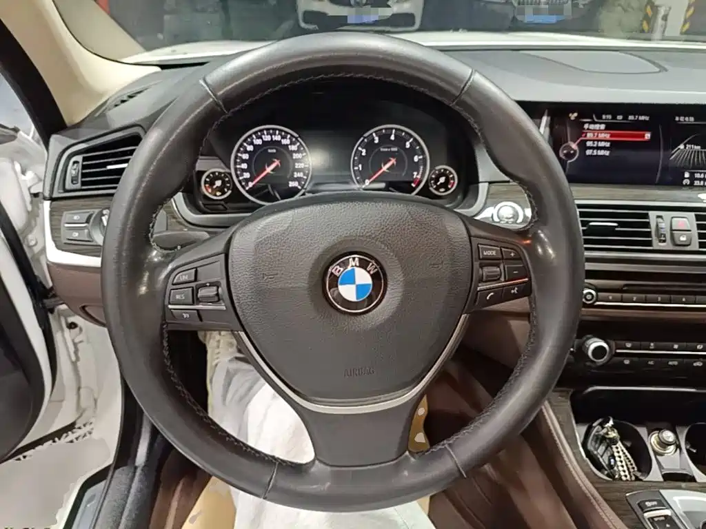 BMW 5 Series — миниатюра 11